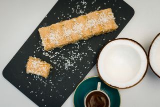 Baklava je lahodný dezert z jemného filo těsta, plněný pistáciemi či vlašskými ořechy a zalitý sladkým sirupem. Křupavý...