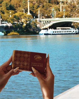 ✨ Bílá dubajská čokoláda ✨ Spojení jemné bílé čokolády, křupavého kadayifu a pražených pistácií. #Gulerfamily...