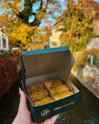 🍯 Sladká chvíle štěstí v krabičce! 💚 Křehká baklava – plná medu, ořechů a lásky z každého sousta. Perfektní společník pro...