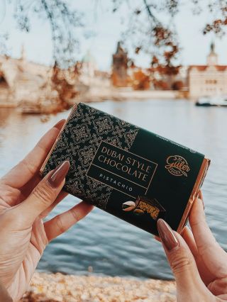 Jemná, ale výrazná. Sladká tak akorát, s dokonale křupavou pistácií uvnitř. 🍫 Dubajská čokoláda od @gulerfamily_baklava si...